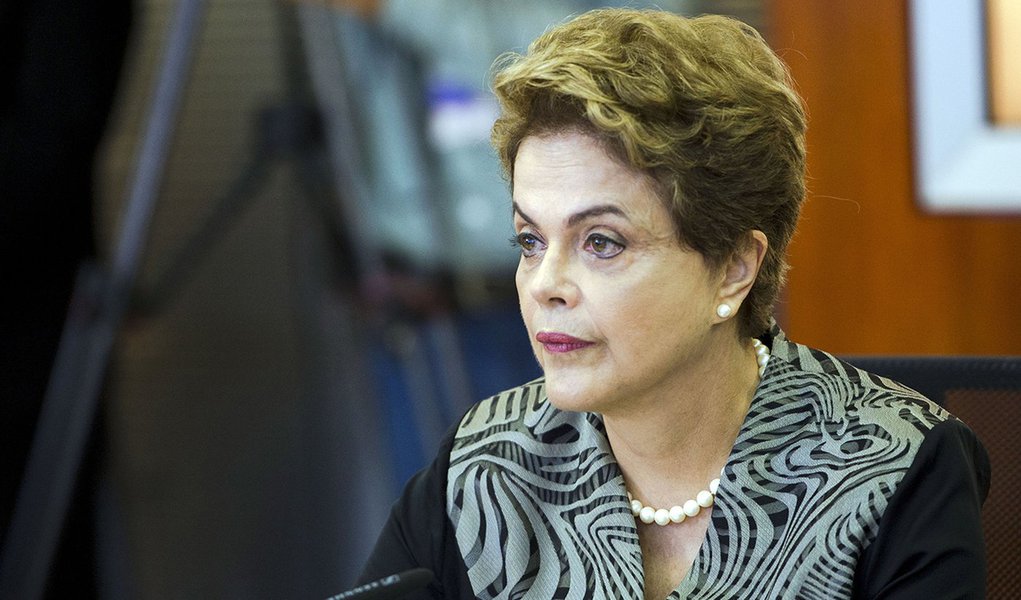 Brasília - A presidenta Dilma Rousseff e os ministros, Marcelo Castro, Gilberto Occhi, Aloizio Mercadante e Jaques Wagner se reúnem na Sala Nacional de Coordenação e Controle da Dengue (Marcelo Camargo/Agência Brasil) (Foto: Alex Solnik) Brasília - A presidenta Dilma Rousseff e os ministros, Marcelo Castro, Gilberto Occhi, Aloizio Mercadante e Jaques Wagner se reúnem na Sala Nacional de Coordenação e Controle da Dengue (Marcelo Camargo/Agência Brasil)