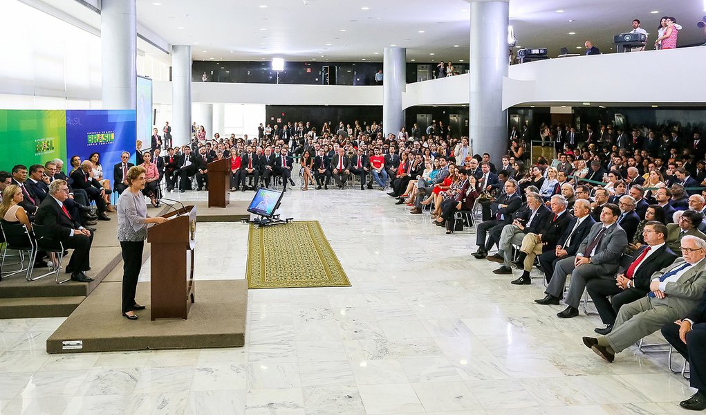 Presidenta Dilma Rousseff durante encontro com Juristas pela Legalidade e em Defesa da Democracia. (Brasília - DF, 22/03/2016) (Foto: Roberta Namour) Presidenta Dilma Rousseff durante encontro com Juristas pela Legalidade e em Defesa da Democracia. (Brasília - DF, 22/03/2016)