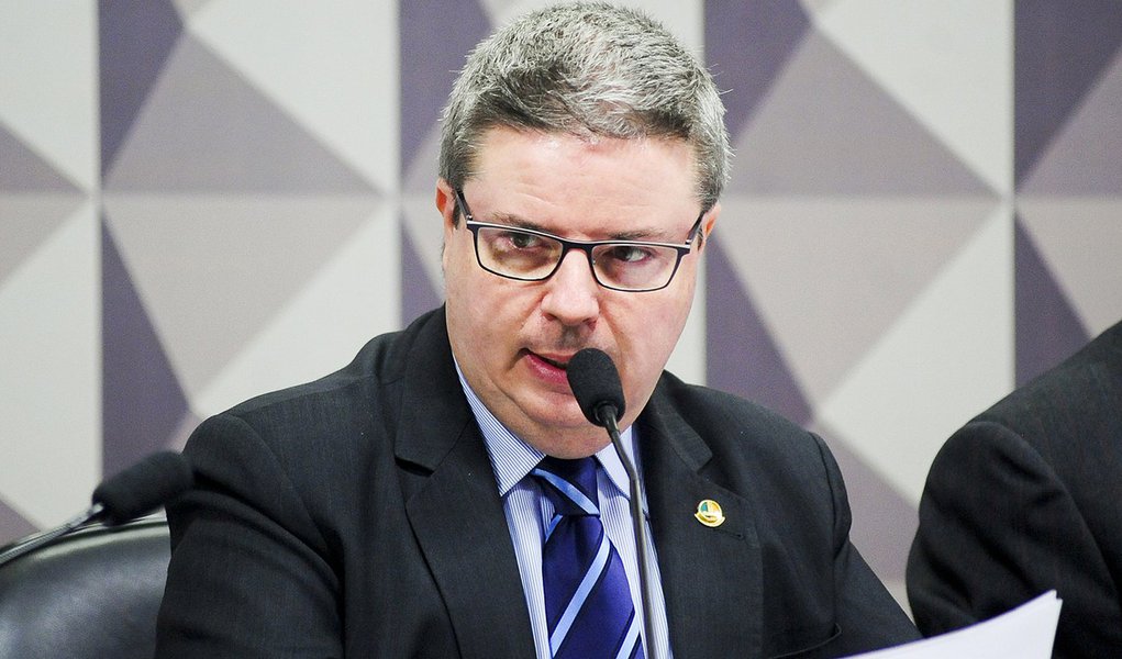 Comissão Especial do Impeachment 2016 (CEI2016) ouve especialistas favoráveis ao afastamento da presidente Dilma. Em pronunciamento, relator da CEI2016, senador Antonio Anastasia (PSDB-MG) Foto: Pedro França/Agência Senado (Foto: Roberta Namour) Comissão Especial do Impeachment 2016 (CEI2016) ouve especialistas favoráveis ao afastamento da presidente Dilma. Em pronunciamento, relator da CEI2016, senador Antonio Anastasia (PSDB-MG) Foto: Pedro França/Agência Senado