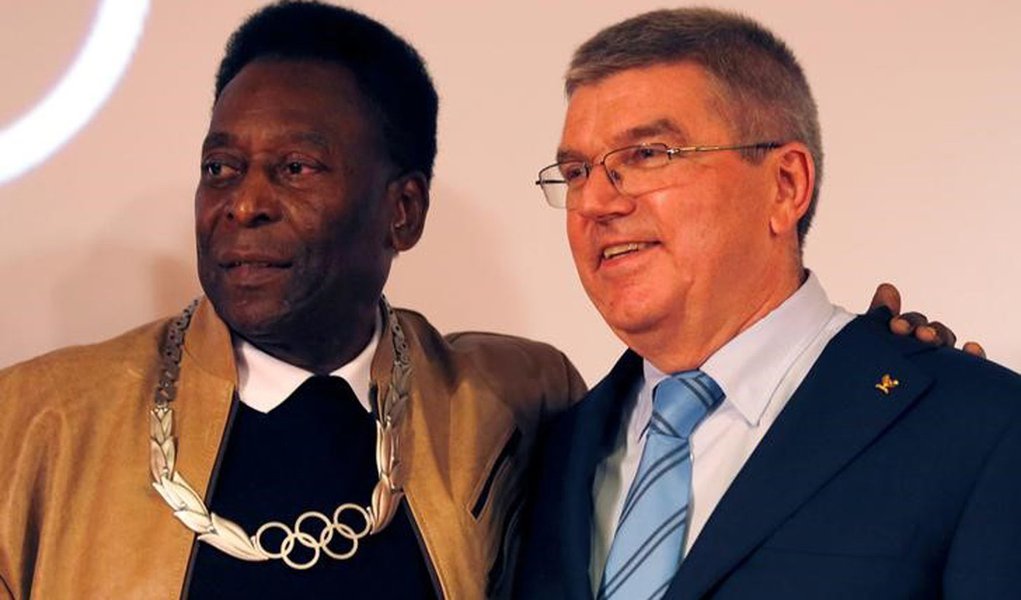 Pelé e Bach em evento no Museu Pelé, em Santos 16/6/2016 REUTERS/Paulo Whitaker (Foto: Gisele Federicce) Pelé e Bach em evento no Museu Pelé, em Santos 16/6/2016 REUTERS/Paulo Whitaker