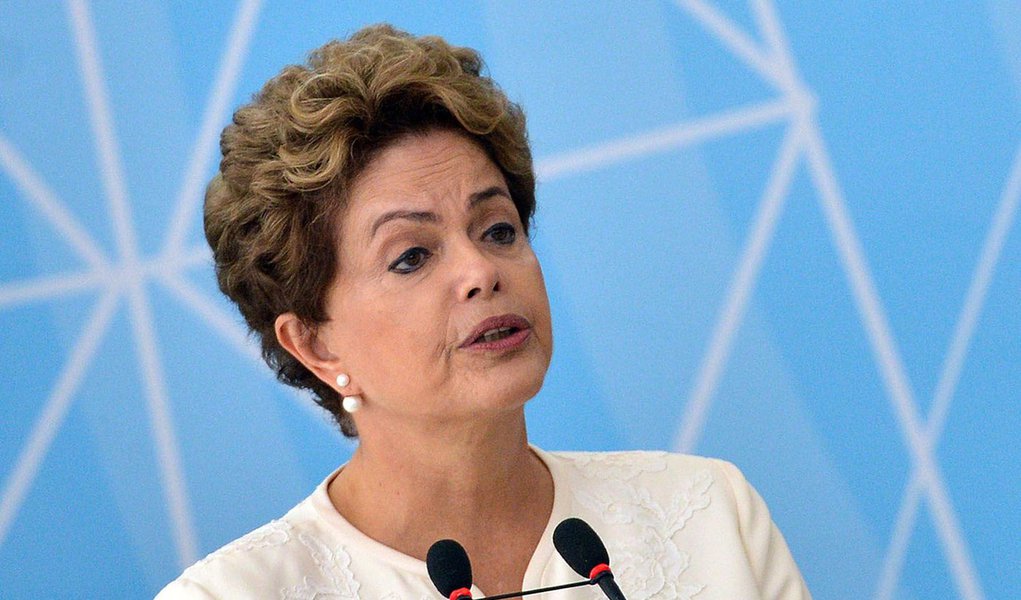 Brasília - A presidenta Dilma Rousseff participa da cerimônia de anúncio dos critérios de outorgas de radiodifusão AM para FM, no Palácio do Planalto (José Cruz/Agência Brasil) (Foto: Miguel do Rosário) Brasília - A presidenta Dilma Rousseff participa da cerimônia de anúncio dos critérios de outorgas de radiodifusão AM para FM, no Palácio do Planalto (José Cruz/Agência Brasil)