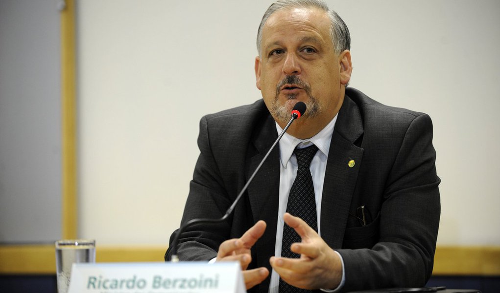 O ministro das Comunicações, Ricardo Berzoine, explica a campanha obrigatória de divulgação do término das transmissões analógicas da TV aberta (Elza Fiuza/Agência Brasil) (Foto: Roberta Namour) O ministro das Comunicações, Ricardo Berzoine, explica a campanha obrigatória de divulgação do término das transmissões analógicas da TV aberta (Elza Fiuza/Agência Brasil)