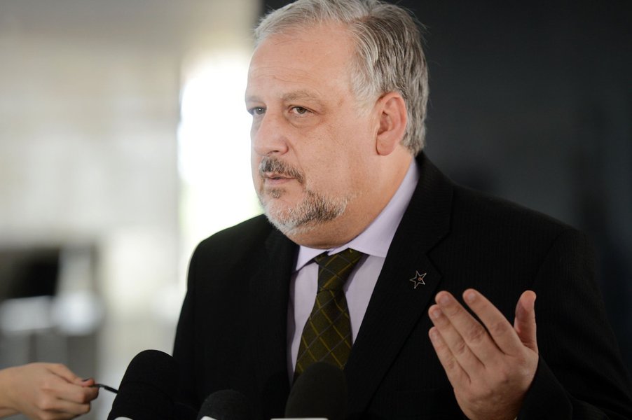 Brasília - O ministro da Secretaria de Governo, Ricardo Berzoini, fala a imprensa no Palácio do Planalto(Fabio Rodrigues Pozzebom/Agência Brasil) (Foto: Leonardo Attuch) Brasília - O ministro da Secretaria de Governo, Ricardo Berzoini, fala a imprensa no Palácio do Planalto(Fabio Rodrigues Pozzebom/Agência Brasil)