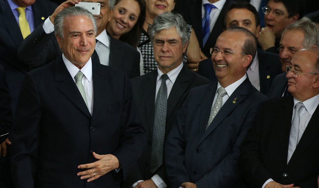 Brasília - O presidente interino Michel Temer durante cerimônia de posse aos ministros de seu governo, no Palácio do Planalto (Marcello Casal Jr/Agência Brasil) (Foto: Daniel Almeida) Brasília - O presidente interino Michel Temer durante cerimônia de posse aos ministros de seu governo, no Palácio do Planalto (Marcello Casal Jr/Agência Brasil)