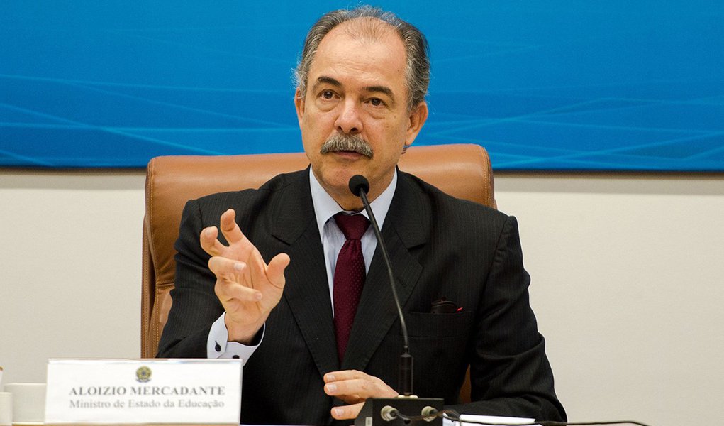 Brasília - O ministro da Educação, Aloizio Mercadante, durante solenidade de comemoração dos 20 anos do Conselho Nacional de Educação (CNE) (Marcelo Camargo/Agência Brasil) (Foto: José Barbacena) Brasília - O ministro da Educação, Aloizio Mercadante, durante solenidade de comemoração dos 20 anos do Conselho Nacional de Educação (CNE) (Marcelo Camargo/Agência Brasil)