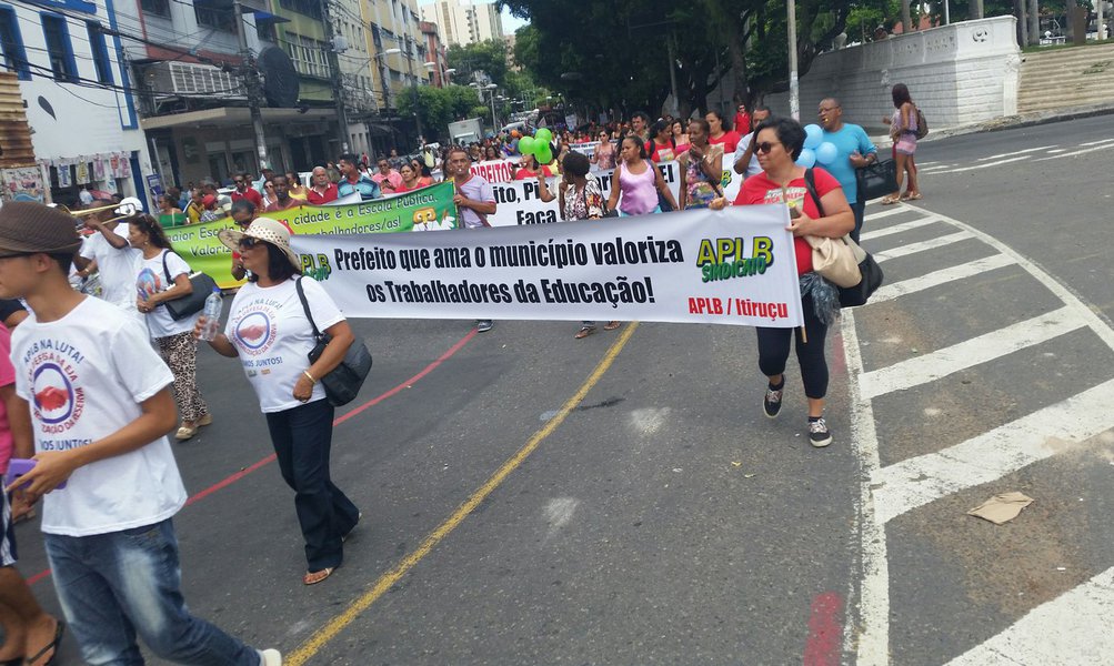Salvador - Professores das redes estadual e municipal da Bahia fizeram uma passeata pela educação para marcar o primeiro dia de greve, em toda a Bahia e em outros estados, em um movimento nacional pela educação (Syonara Moreno/Agência Brasil) (Foto: Romulo Faro) Salvador - Professores das redes estadual e municipal da Bahia fizeram uma passeata pela educação para marcar o primeiro dia de greve, em toda a Bahia e em outros estados, em um movimento nacional pela educação (Syonara Moreno/Agência Brasil)