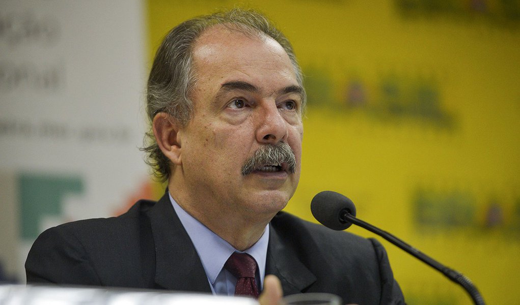 Brasília - O ministro da Educação, Aloizio Mercadante, participa do 1º Encontro Nacional dos Fóruns Permanentes de Educação, com o tema Direito à educação para sociedade democrática (JoséCruz/Agência Brasil) (Foto: Leonardo Attuch) Brasília - O ministro da Educação, Aloizio Mercadante, participa do 1º Encontro Nacional dos Fóruns Permanentes de Educação, com o tema Direito à educação para sociedade democrática (JoséCruz/Agência Brasil)