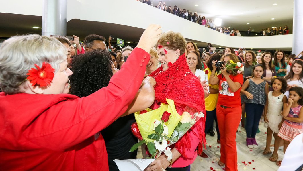 Brasília - DF, 07/04/2016. Presidenta Dilma Rousseff durante encontro com Mulheres em Defesa da Democracia. Foto: Roberto Stuckert Filho/PR (Foto: Paulo Moreira Leite) Brasília - DF, 07/04/2016. Presidenta Dilma Rousseff durante encontro com Mulheres em Defesa da Democracia. Foto: Roberto Stuckert Filho/PR