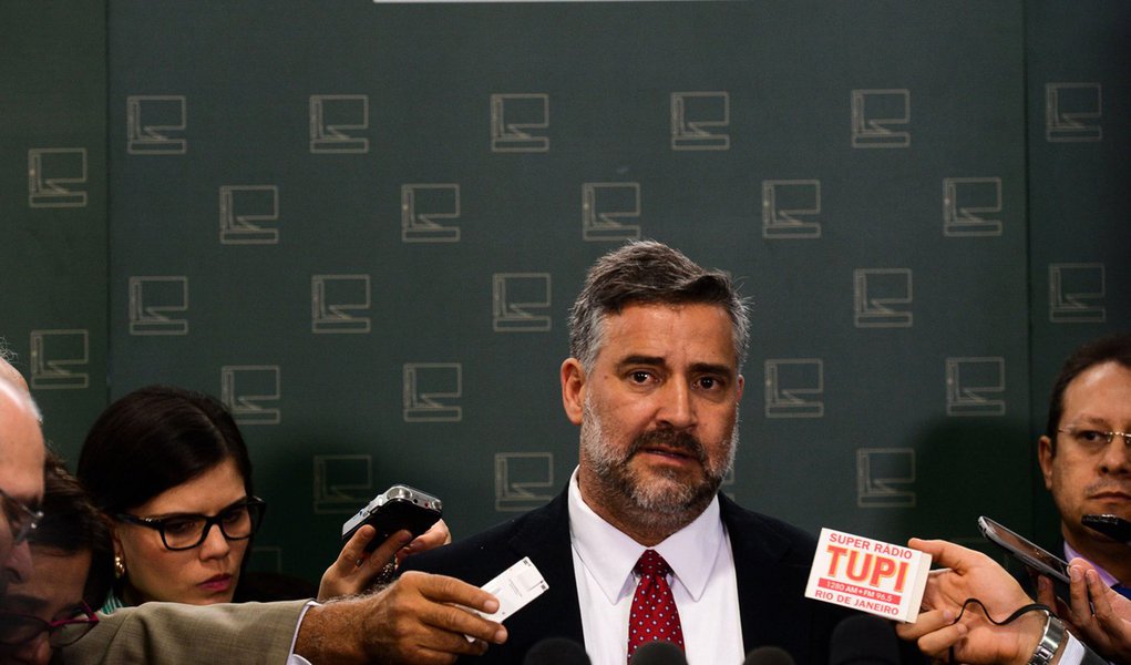 Brasília - O deputado Paulo Pimenta, líder do governo na Comissão Mista de Orçamento (CMO), fala sobre o corte de gastos (Valter Campanato/Agência Brasil) (Foto: Paulo Emílio) Brasília - O deputado Paulo Pimenta, líder do governo na Comissão Mista de Orçamento (CMO), fala sobre o corte de gastos (Valter Campanato/Agência Brasil)