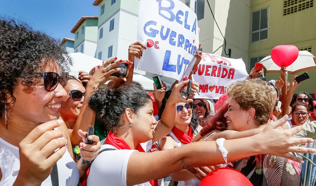 Salvador - BA, 26/04/2016. Presidenta Dilma Rousseff durante cerimônia de entrega de unidades habitacionais em Salvador/BA e entregas simultâneas em São Carlos/SP, em Pirassununga/SP, em Caucaia/CE e em Santa Maria/RS. Foto: Roberto Stuckert Filho/PR (Foto: Roberta Namour) Salvador - BA, 26/04/2016. Presidenta Dilma Rousseff durante cerimônia de entrega de unidades habitacionais em Salvador/BA e entregas simultâneas em São Carlos/SP, em Pirassununga/SP, em Caucaia/CE e em Santa Maria/RS. Foto: Roberto Stuckert Filho/PR