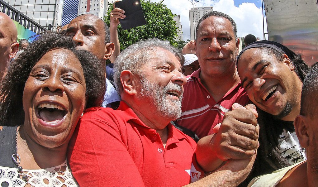 05/03/2016- São Bernardo do Campo- SP, Brasil- Ex- presidente Lula cumprimenta manifestantes, concentrados em frente ao prédio onde mora em São Bernardo do Campo. Foto: Ricardo Stuckert/ Instituto Lula (Foto: Paulo Emílio) 05/03/2016- São Bernardo do Campo- SP, Brasil- Ex- presidente Lula cumprimenta manifestantes, concentrados em frente ao prédio onde mora em São Bernardo do Campo. Foto: Ricardo Stuckert/ Instituto Lula