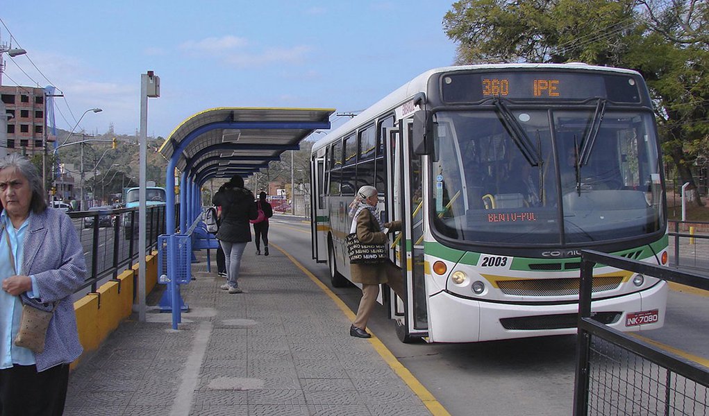 Porto Alegre, RS, 27/07/2011 Capital já conta com 381 novas paradas de ônibus. Foto: Conceição De Camillis/Divulgação PMPA (Foto: Leonardo Lucena) Porto Alegre, RS, 27/07/2011 Capital já conta com 381 novas paradas de ônibus. Foto: Conceição De Camillis/Divulgação PMPA