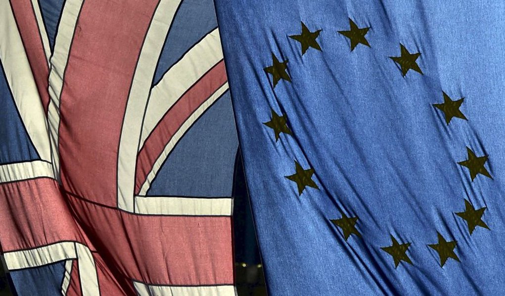 Bandeira britânica e bandiera da União Europeia vistas em Londres. 18/02/2016 REUTERS/Toby Melville/Files (Foto: Paulo Emílio) Bandeira britânica e bandiera da União Europeia vistas em Londres. 18/02/2016 REUTERS/Toby Melville/Files