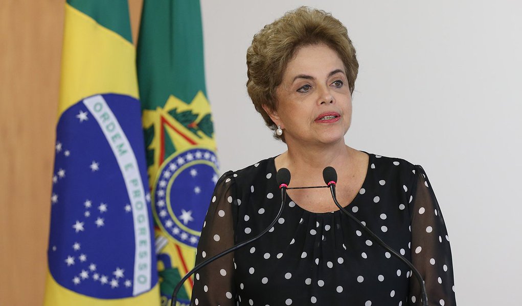 Brasília- DF 13-04-2016 Presidenta Dilma durante cerimônia de Assinatura de renovação de contrato de arrendamento entre a Secretaria Especial de Portos e o Terminal de Contêineres de Paranaguá Palácio do Planalto Foto Lula Marques/Agência PT (Foto: Roberta Namour) Brasília- DF 13-04-2016 Presidenta Dilma durante cerimônia de Assinatura de renovação de contrato de arrendamento entre a Secretaria Especial de Portos e o Terminal de Contêineres de Paranaguá Palácio do Planalto Foto Lula Marques/Agência PT