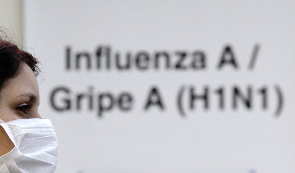 A person with a suspected case of H1N1 influenza virus waits outside Miguel Couto hospital in Rio de Janeiro July 23, 2009. The flu strain has killed 29 people in Brazil, the Health Ministry said on Wednesday. REUTERS/Sergio Moraes (BRAZIL HEALTH) (Foto: Leonardo Lucena) A person with a suspected case of H1N1 influenza virus waits outside Miguel Couto hospital in Rio de Janeiro July 23, 2009. The flu strain has killed 29 people in Brazil, the Health Ministry said on Wednesday. REUTERS/Sergio Moraes (BRAZIL HEALTH)