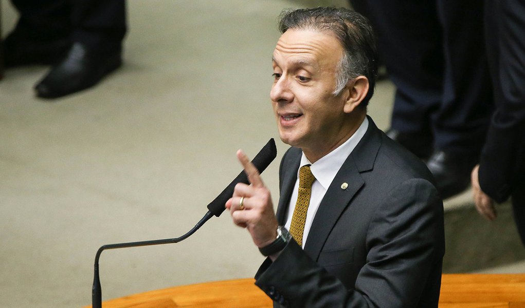 Brasília- Deputado Aguinaldo Ribeiro fala durante a sessão para votação da autorização ou não da abertura do processo de impeachment da presidenta Dilma Rousseff, no plenário da Câmara dos Deputados. (Marcelo Camargo/Agência Brasil) (Foto: Giuliana Miranda) Brasília- Deputado Aguinaldo Ribeiro fala durante a sessão para votação da autorização ou não da abertura do processo de impeachment da presidenta Dilma Rousseff, no plenário da Câmara dos Deputados. (Marcelo Camargo/Agência Brasil)