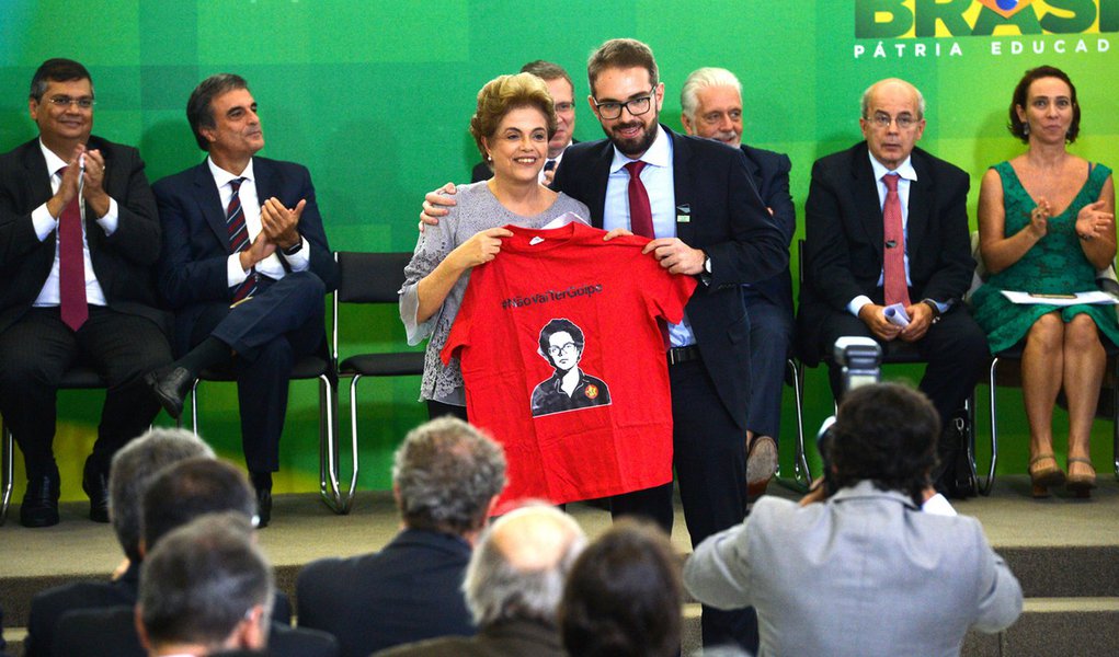 Brasília - Presidenta Dilma Rousseff durante encontro com juristas contrários ao impeachment, no Palácio do Planalto (José Cruz/Agência Brasil) (Foto: Beto Almeida) Brasília - Presidenta Dilma Rousseff durante encontro com juristas contrários ao impeachment, no Palácio do Planalto (José Cruz/Agência Brasil)