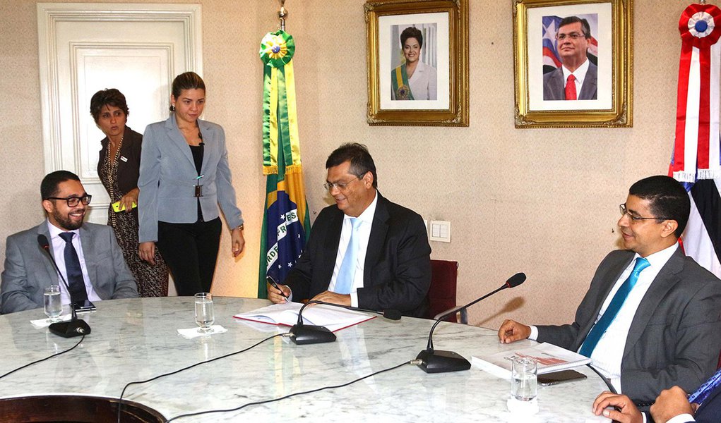 Governador Flávio Dino, novo secretário Jhonatan Almada, ex-secretário Bira do Pindaré e demais autoridades em posse no Palácio dos Leões. Foto: Gilson Teixeira/Secap (Foto: Leonardo Lucena) Governador Flávio Dino, novo secretário Jhonatan Almada, ex-secretário Bira do Pindaré e demais autoridades em posse no Palácio dos Leões. Foto: Gilson Teixeira/Secap