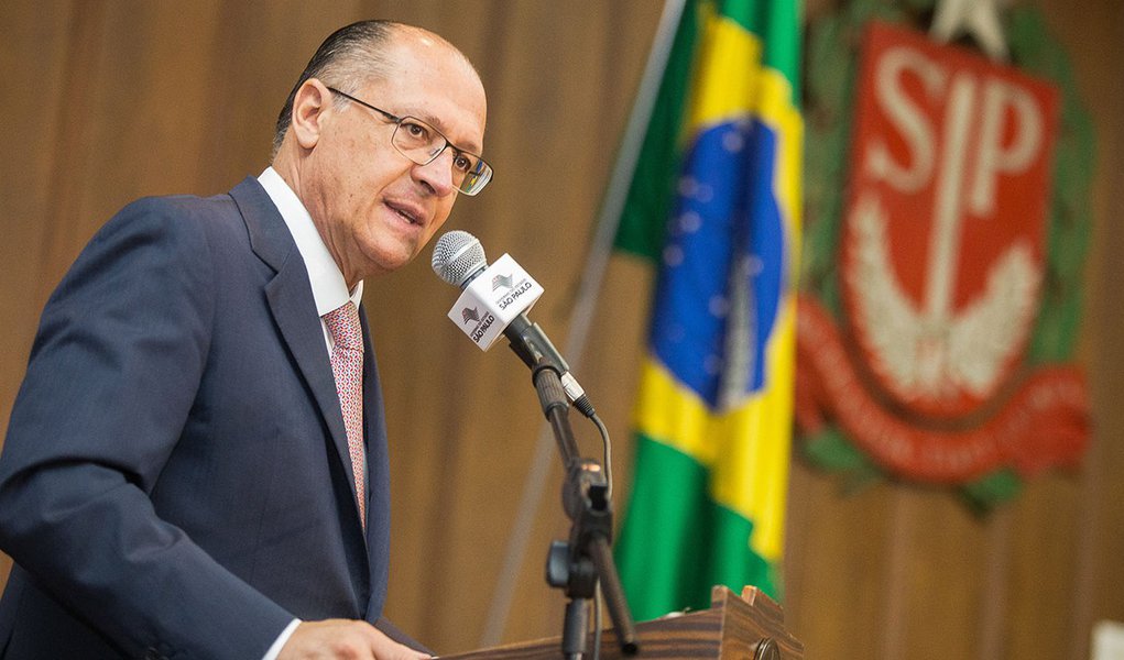 O Governador de São Paulo assinou a PLC 50/125 que institui a diária especial por jornada extraordinária de trabalho da Polícia Civil em evento realizado no salão dos despachos em São Paulo. São Paulo - 13/01/2016 - Foto: Eduardo Saraiva/A2IMG (Foto: Charles Nisz) O Governador de São Paulo assinou a PLC 50/125 que institui a diária especial por jornada extraordinária de trabalho da Polícia Civil em evento realizado no salão dos despachos em São Paulo. São Paulo - 13/01/2016 - Foto: Eduardo Saraiva/A2IMG
