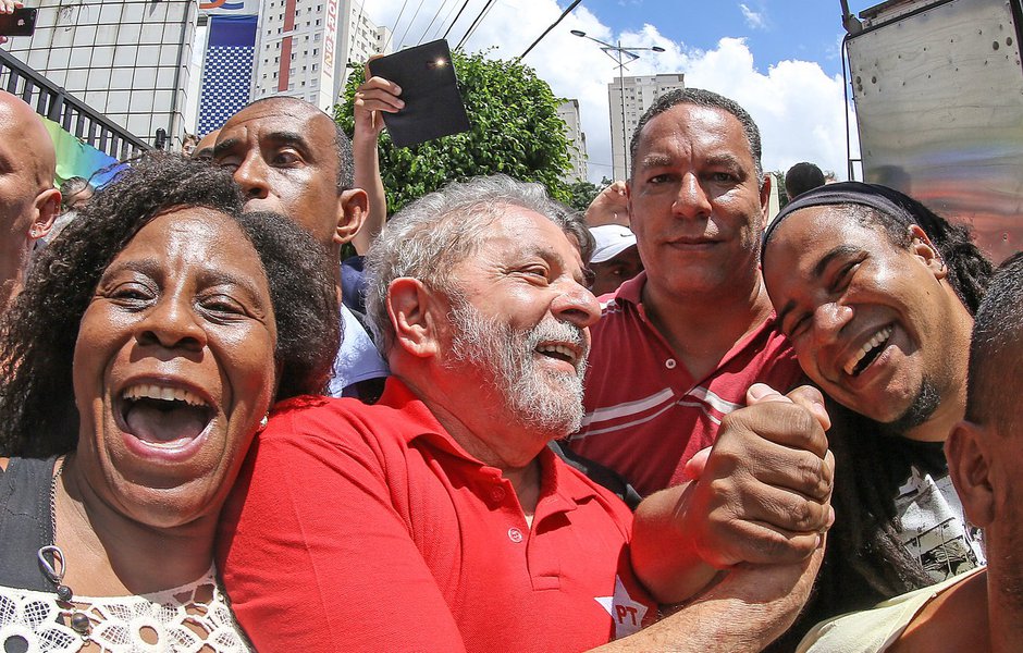 05/03/2016- São Bernardo do Campo- SP, Brasil- Ex- presidente Lula cumprimenta manifestantes, concentrados em frente ao prédio onde mora em São Bernardo do Campo. Foto: Ricardo Stuckert/ Instituto Lula (Foto: Leonardo Attuch) 05/03/2016- São Bernardo do Campo- SP, Brasil- Ex- presidente Lula cumprimenta manifestantes, concentrados em frente ao prédio onde mora em São Bernardo do Campo. Foto: Ricardo Stuckert/ Instituto Lula