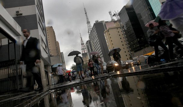 RF1311 - São Paulo,SP - Cotidiano - Chuva - Volta a chover nesta tarde na Capital Paulista. Na foto Av Paulista Foto: Robson Fernandjes / Fotos Públicas (Foto: Alessandro Guedes) RF1311 - São Paulo,SP - Cotidiano - Chuva - Volta a chover nesta tarde na Capital Paulista. Na foto Av Paulista Foto: Robson Fernandjes / Fotos Públicas