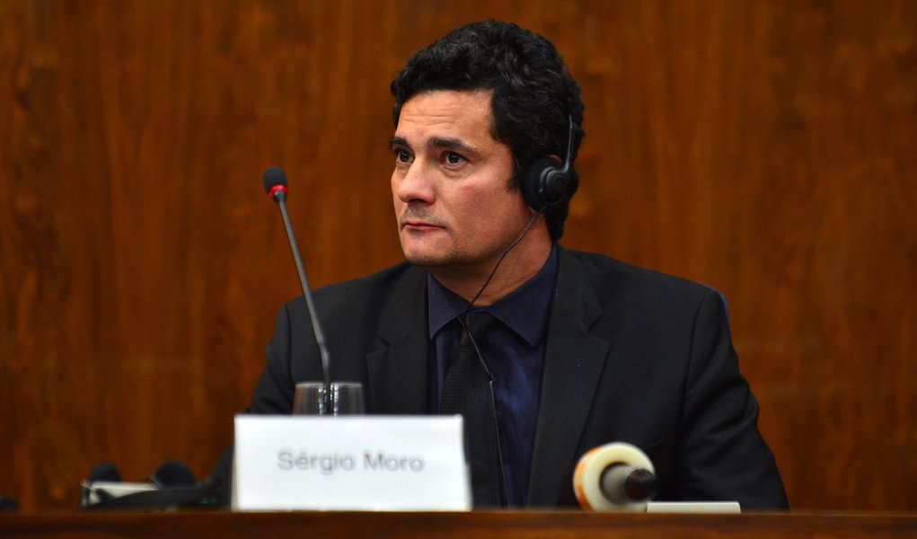 São Paulo - O juiz federal Sérgio Moro participa do simpósio Lava Jato e Mãos Limpas, realizado no auditório do Ministério Público Federal (Rovena Rosa/Agência Brasil) (Foto: Chico Vigilante) São Paulo - O juiz federal Sérgio Moro participa do simpósio Lava Jato e Mãos Limpas, realizado no auditório do Ministério Público Federal (Rovena Rosa/Agência Brasil)