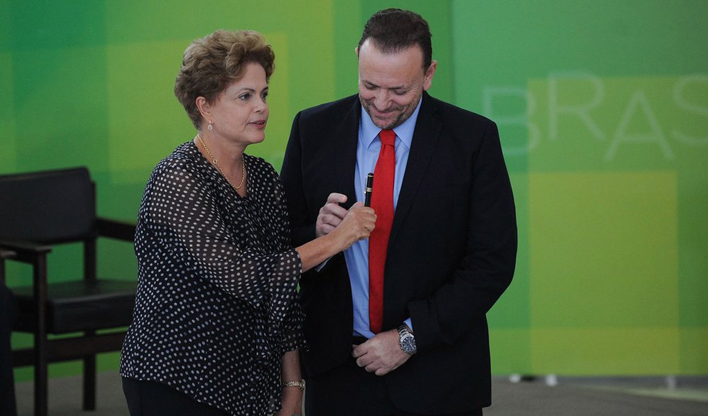 Brasília- DF- Brasil- 31/03/2015- A presidenta Dilma Rousseff, o ministro Aloizio Mercadante, da Casa Civil, o vice-presidente Michel Temer, o ex-presidente José Sarney e o novo ministro Edinho Silva, durante cerimônia de posse (José Cruz/Agência Brasil) (Foto: Leonardo Attuch) Brasília- DF- Brasil- 31/03/2015- A presidenta Dilma Rousseff, o ministro Aloizio Mercadante, da Casa Civil, o vice-presidente Michel Temer, o ex-presidente José Sarney e o novo ministro Edinho Silva, durante cerimônia de posse (José Cruz/Agência Brasil)