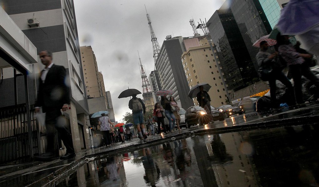 RF1311 - São Paulo,SP - Cotidiano - Chuva - Volta a chover nesta tarde na Capital Paulista. Na foto Av Paulista Foto: Robson Fernandjes / Fotos Públicas (Foto: Gisele Federicce) RF1311 - São Paulo,SP - Cotidiano - Chuva - Volta a chover nesta tarde na Capital Paulista. Na foto Av Paulista Foto: Robson Fernandjes / Fotos Públicas