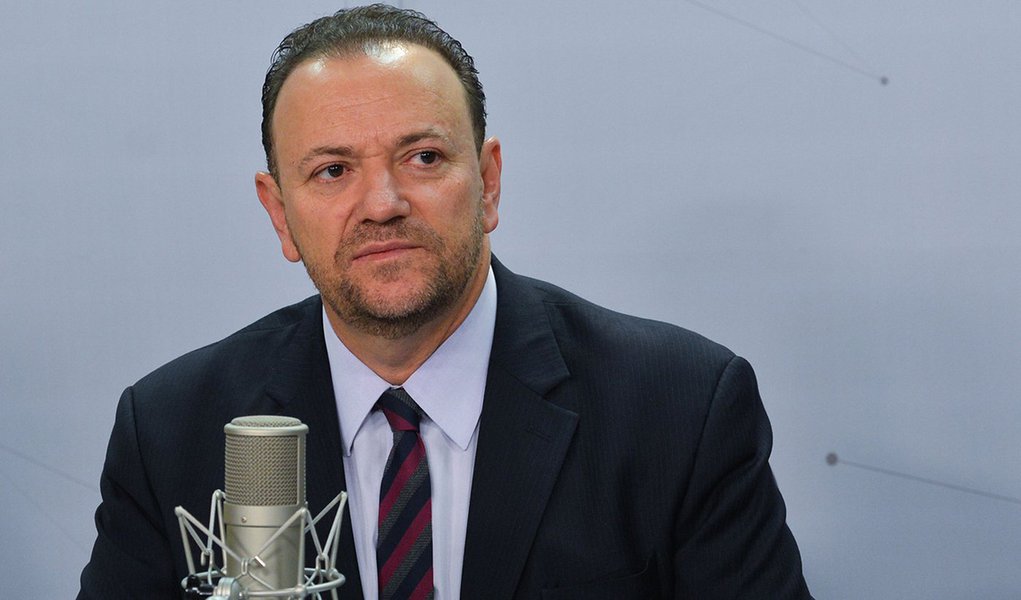Brasília - O ministro da Secretaria de Comunicação Social da Presidência da República, Edinho Silva fala sobre a campanha do governo federal de combate ao mosquito Aedes aegypti, transmissor de doenças como a dengue, febre chikungunya e zika vírus (Foto: Paulo Emílio) Brasília - O ministro da Secretaria de Comunicação Social da Presidência da República, Edinho Silva fala sobre a campanha do governo federal de combate ao mosquito Aedes aegypti, transmissor de doenças como a dengue, febre chikungunya e zika vírus