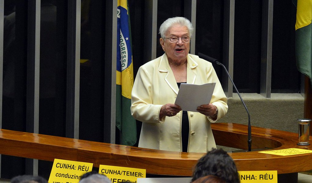 Brasília - Deputada Luiza Erundina do PSOL durante discussão do processo de impeachment de Dilma, no plenário da Câmara (Wilson Dias/Agência Brasil) (Foto: Aquiles Lins) Brasília - Deputada Luiza Erundina do PSOL durante discussão do processo de impeachment de Dilma, no plenário da Câmara (Wilson Dias/Agência Brasil)