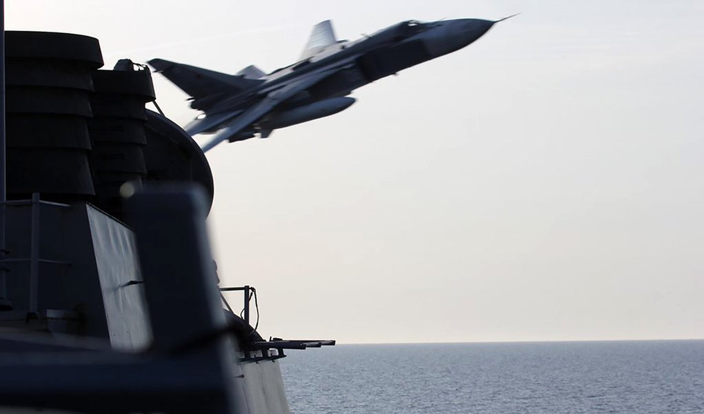Marinha dos EUA divulga foto que mostra o que parece ser uma aeronave russa Sukhoi SU-24 passando perto de destróier dos EUA no Mar Báltico. 12/4/2016. REUTERS/Divulgação (Foto: Paulo Emílio) Marinha dos EUA divulga foto que mostra o que parece ser uma aeronave russa Sukhoi SU-24 passando perto de destróier dos EUA no Mar Báltico. 12/4/2016. REUTERS/Divulgação