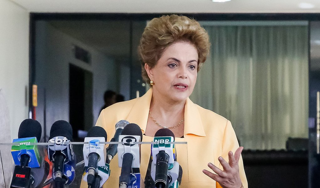 Brasília - DF, 05/04/2016. Presidenta Dilma Rousseff durante visita à aeronave KC-390 da Embraer. Foto: Roberto Stuckert Filho/PR (Foto: Camilo Vannuchi) Brasília - DF, 05/04/2016. Presidenta Dilma Rousseff durante visita à aeronave KC-390 da Embraer. Foto: Roberto Stuckert Filho/PR