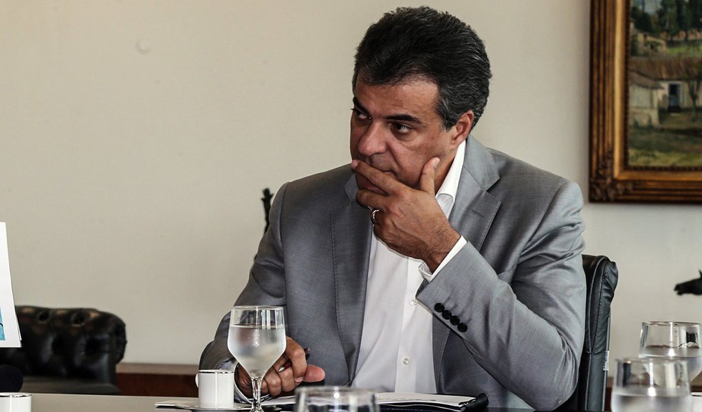 Caldas Novas- GO- Brasil- 13/04/2015- O governador do Paraná, Beto Richa, durante visita do ministro da pesca e aquicultura, Helder barbalho. Foto: Orlando Kissner/ Fotos Públicas (Foto: Leonardo Attuch) Caldas Novas- GO- Brasil- 13/04/2015- O governador do Paraná, Beto Richa, durante visita do ministro da pesca e aquicultura, Helder barbalho. Foto: Orlando Kissner/ Fotos Públicas