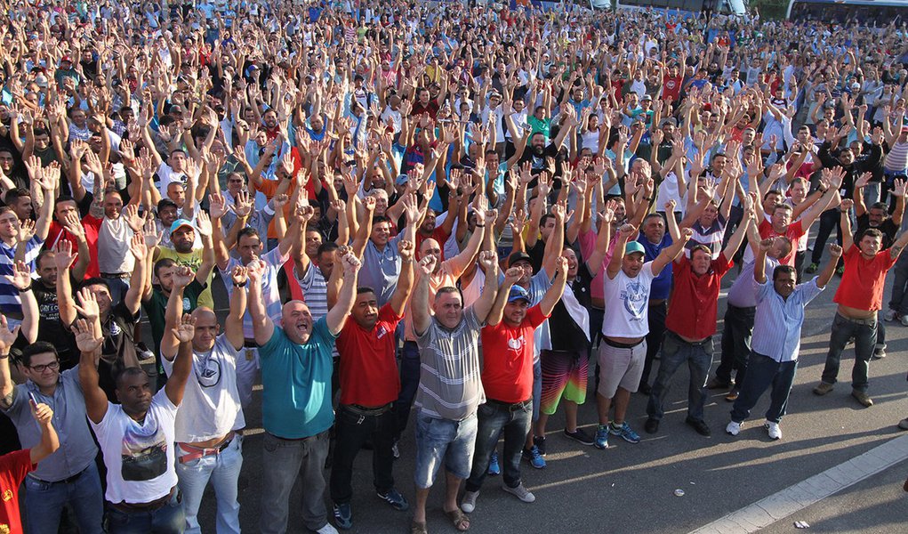 Trabalhadores na Ford aprovam adesão ao Programa de Proteção ao Emprego, o PPE, durante assembleia na fábrica. Acordo também garantiu o retorno de 203 companheiros demitidos. 18.09.15. Foto: Adonis Guerra (Foto: Paulo Emílio) Trabalhadores na Ford aprovam adesão ao Programa de Proteção ao Emprego, o PPE, durante assembleia na fábrica. Acordo também garantiu o retorno de 203 companheiros demitidos. 18.09.15. Foto: Adonis Guerra