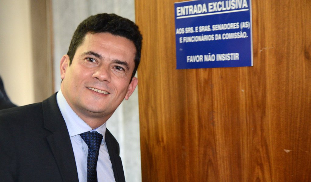 O juiz federal Sergio Moro participa na Comiss�o de Constitui��o, Justi�a e Cidadania (CCJ) do Senado de audi�ncia p�blica sobre projeto que altera o C�digo de Processo Penal (Fabio Rodrigues Pozzebom/Ag�ncia Brasil) (Foto: Giuliana Miranda) O juiz federal Sergio Moro participa na Comiss�o de Constitui��o, Justi�a e Cidadania (CCJ) do Senado de audi�ncia p�blica sobre projeto que altera o C�digo de Processo Penal (Fabio Rodrigues Pozzebom/Ag�ncia Brasil)