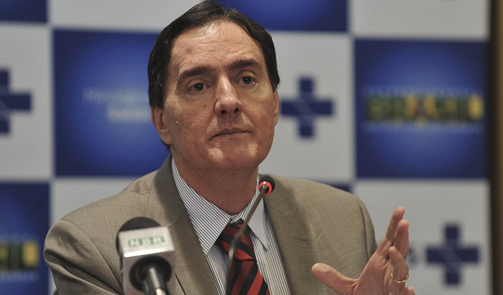 Brasilia - O ministro da Saúde, Alexandre Padilha e o secretário de Vigilância em Sáude, Jarbas Barbosa divulgam balanço dos números de caso da dengue em todo o país entre 1º de janeiro deste ano a 11 de fevereiro. (Foto: Paulo Emílio) Brasilia - O ministro da Saúde, Alexandre Padilha e o secretário de Vigilância em Sáude, Jarbas Barbosa divulgam balanço dos números de caso da dengue em todo o país entre 1º de janeiro deste ano a 11 de fevereiro.