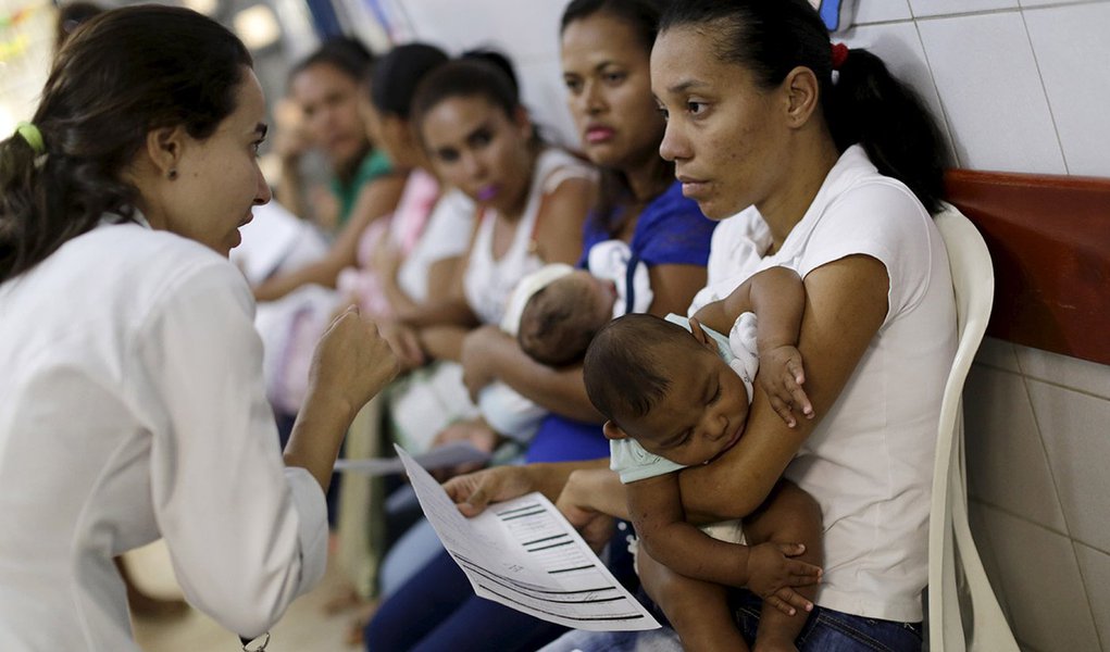 Mães segurando filhos com microcefalia em hospital de Recife. A OMS irá realizar uma reunião de seu comitê de emergência para dar estudar uma resposta internacional ao surto de Zika, que possivelmente tem ligação com casos de microcefalia (Foto: Gisele Federicce) Mães segurando filhos com microcefalia em hospital de Recife. A OMS irá realizar uma reunião de seu comitê de emergência para dar estudar uma resposta internacional ao surto de Zika, que possivelmente tem ligação com casos de microcefalia