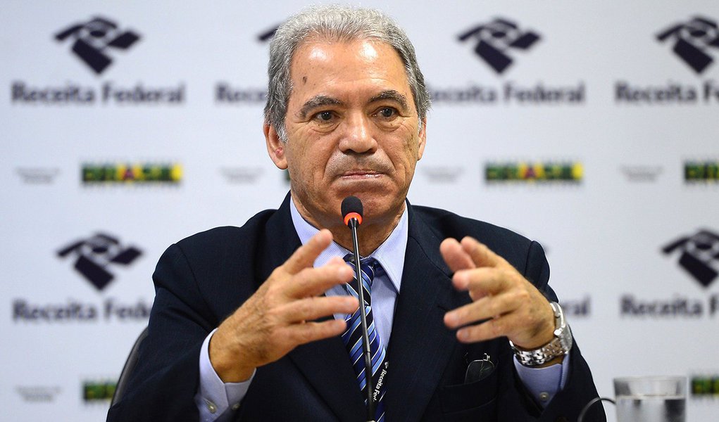 Brasília - O supervisor nacional do Imposto de Renda, Joaquim Adir, divulga os detalhes do preenchimento da Declaração do Imposto de Renda Pessoa Física 2016, relativo ao exercício de 2015 (Elza Fiuza/Agência Brasil) (Foto: Leonardo Attuch) Brasília - O supervisor nacional do Imposto de Renda, Joaquim Adir, divulga os detalhes do preenchimento da Declaração do Imposto de Renda Pessoa Física 2016, relativo ao exercício de 2015 (Elza Fiuza/Agência Brasil)