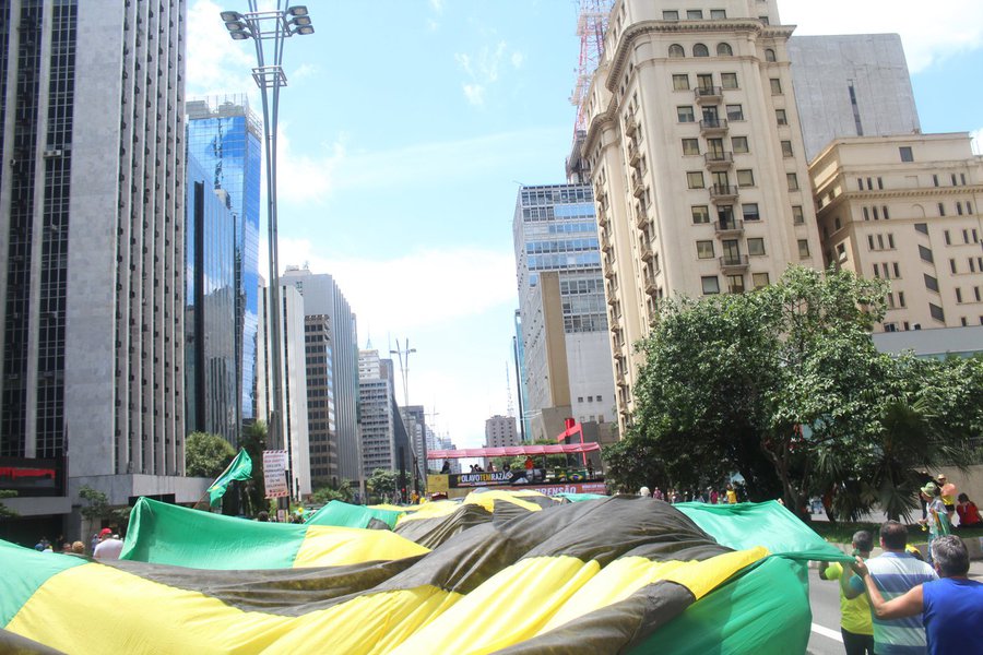 13/12/2015- São Paulo- SP, Brasil- Manisfestantes reúnem-se na avenida Paulista, em ato contra o governo Dilma Rousseff. Foto: André Tambucci/ Fotos Públicas (Foto: Leonardo Lucena) 13/12/2015- São Paulo- SP, Brasil- Manisfestantes reúnem-se na avenida Paulista, em ato contra o governo Dilma Rousseff. Foto: André Tambucci/ Fotos Públicas