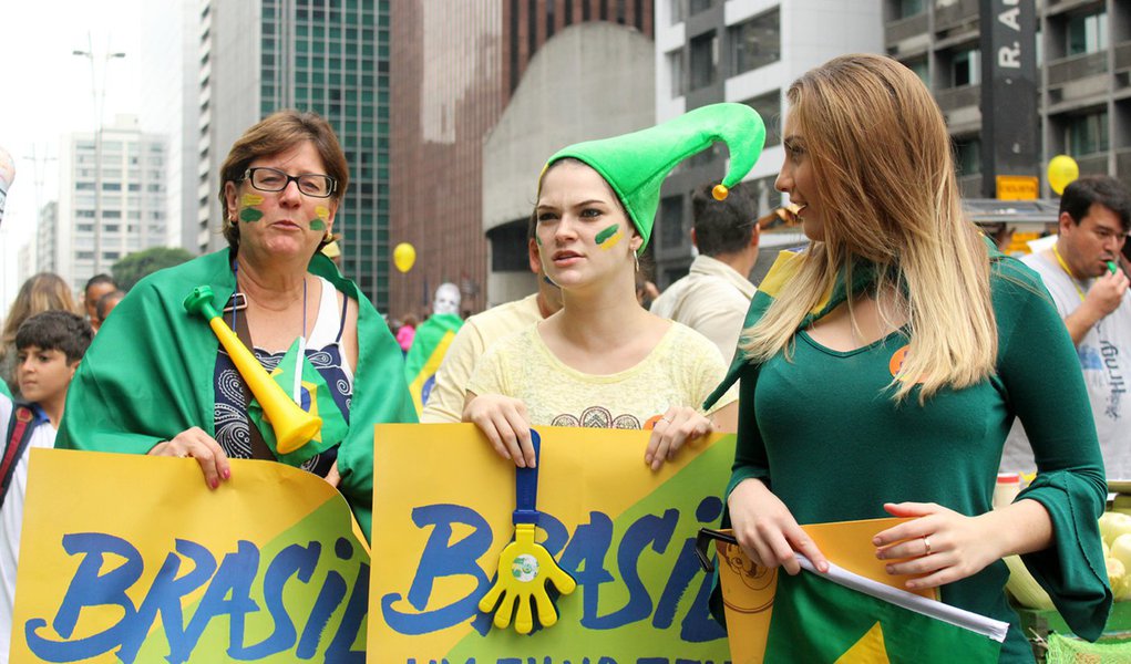 São Paulo- SP- Brasil- 13/03/2016- Manifestação contra a corrupção e pela saída da presidenta Dilma Roussef, na avenida Paulista. Foto: André Tambucci/ Fotos Públicas (Foto: Roberta Namour) São Paulo- SP- Brasil- 13/03/2016- Manifestação contra a corrupção e pela saída da presidenta Dilma Roussef, na avenida Paulista. Foto: André Tambucci/ Fotos Públicas