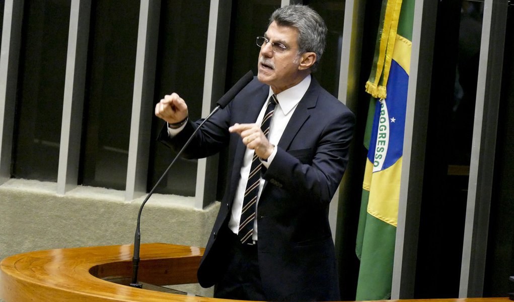 Plenário durante sessão conjunta do Congresso Nacional destinada à apreciação de 24 vetos, 2 projetos de resolução e do PL (CN) 1/2016, que altera a meta fiscal de 2016. Em discurso, senador Romero Jucá (PMDB-RR) Foto: Roque de Sá/Agência Senado (Foto: Giuliana Miranda) Plenário durante sessão conjunta do Congresso Nacional destinada à apreciação de 24 vetos, 2 projetos de resolução e do PL (CN) 1/2016, que altera a meta fiscal de 2016. Em discurso, senador Romero Jucá (PMDB-RR) Foto: Roque de Sá/Agência Senado