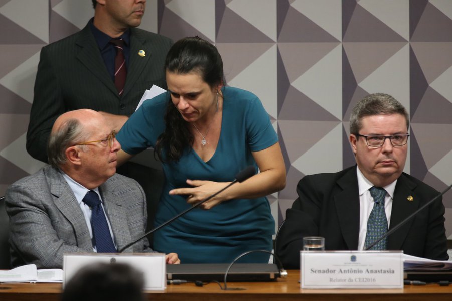 Brasília - Miguel Reale Junior (E) e Janaina Paschoal, autores do pedido de afastamento da presidenta Dilma, e o relator da comissão, Antonio Anastasia (Fabio Rodrigues Pozzebom/Agência Brasil) (Foto: Leonardo Attuch) Brasília - Miguel Reale Junior (E) e Janaina Paschoal, autores do pedido de afastamento da presidenta Dilma, e o relator da comissão, Antonio Anastasia (Fabio Rodrigues Pozzebom/Agência Brasil)