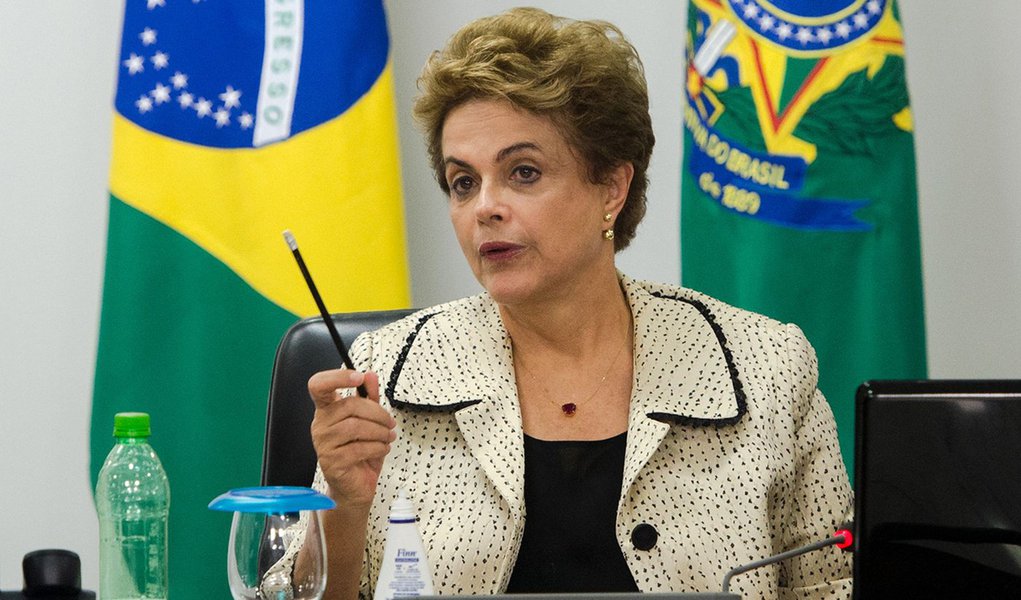 Brasília - A presidenta Dilma Rousseff em reunião com autoridades para tratar do combate ao vírus Zika (Marcelo Camargo/Agência Brasil) (Foto: Gleisi Hoffmann) Brasília - A presidenta Dilma Rousseff em reunião com autoridades para tratar do combate ao vírus Zika (Marcelo Camargo/Agência Brasil)