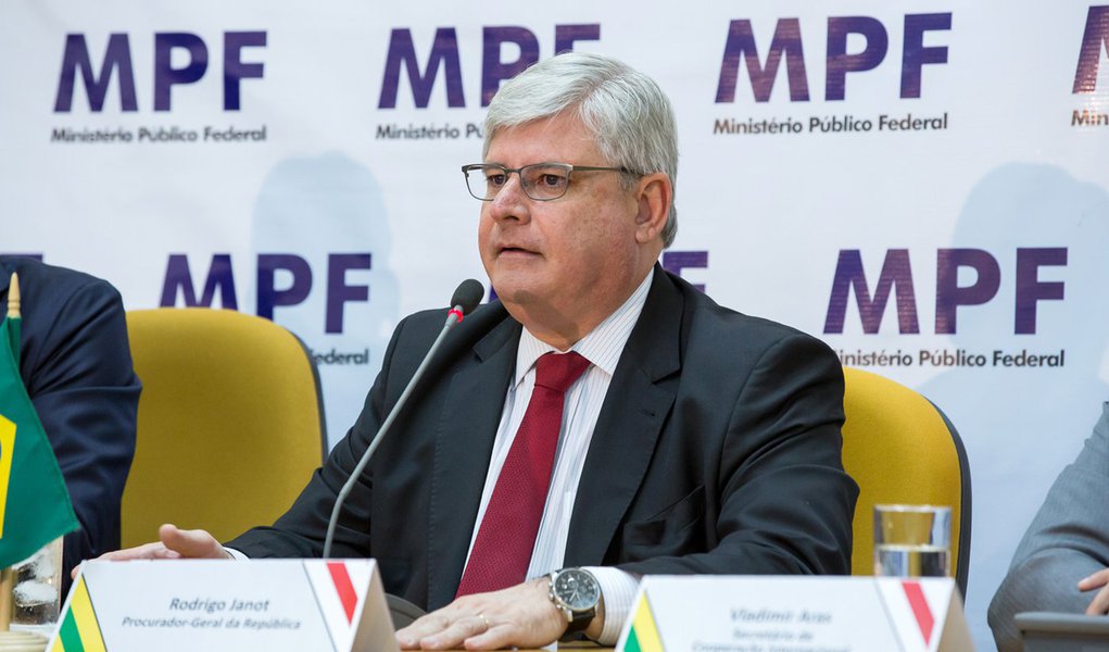 18/03/2015- Brasília- DF, Brasil- Entrevista coletiva do procurador-geral, Rodrigo Janot (dir.) e com o procurador-geral da Suiça, Michael Lauber, sobre as investigações da Operação Lava Jato, em Brasília. (Foto: Gisele Federicce) 18/03/2015- Brasília- DF, Brasil- Entrevista coletiva do procurador-geral, Rodrigo Janot (dir.) e com o procurador-geral da Suiça, Michael Lauber, sobre as investigações da Operação Lava Jato, em Brasília.