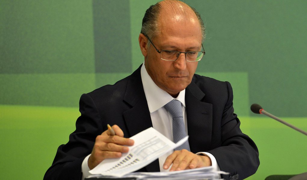 Brasília- DF- Brasil- 30/01/2015- O governador de São Paulo, Geraldo Alckmin concede entrevista acompanhado dos ministros, Aloizio Mercadante e Izabela Teixeira, após reunião com a presidenta Dilma Rousseff (José Cruz/Agência Brasil) (Foto: Roberta Namour) Brasília- DF- Brasil- 30/01/2015- O governador de São Paulo, Geraldo Alckmin concede entrevista acompanhado dos ministros, Aloizio Mercadante e Izabela Teixeira, após reunião com a presidenta Dilma Rousseff (José Cruz/Agência Brasil)