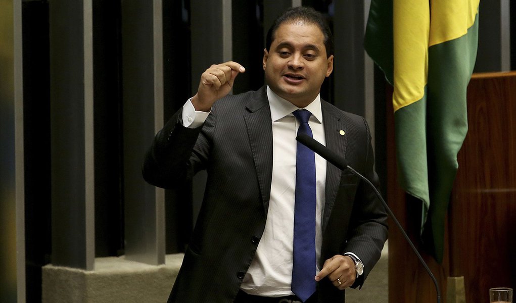 Brasília - Deputado Weverton Rocha (PDT/MA) durante sessão de discussão do processo de impeachment de Dilma, no plenário da Câmara (Wilson Dias/Agência Brasil) (Foto: Aquiles Lins) Brasília - Deputado Weverton Rocha (PDT/MA) durante sessão de discussão do processo de impeachment de Dilma, no plenário da Câmara (Wilson Dias/Agência Brasil)