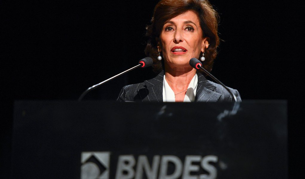 Rio de Janeiro - A economista Maria Silvia Bastos Marques, toma posse como nova presidente do Banco Nacional de Desenvolvimento Econômico e Social (BNDES), no edifício-sede, centro do Rio (Tomaz Silva/Agência Brasil) (Foto: Giuliana Miranda) Rio de Janeiro - A economista Maria Silvia Bastos Marques, toma posse como nova presidente do Banco Nacional de Desenvolvimento Econômico e Social (BNDES), no edifício-sede, centro do Rio (Tomaz Silva/Agência Brasil)