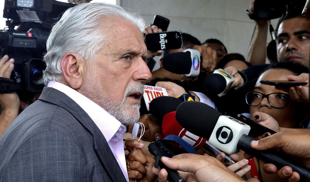 Bras�lia - O ministro da Casa Civil, Jaques Wagner concede entrevista coletiva ap�s reuni�o com o vice presidente Michel Temer (Valter Campanato/Ag�ncia Brasil) (Foto: Roberta Namour) Bras�lia - O ministro da Casa Civil, Jaques Wagner concede entrevista coletiva ap�s reuni�o com o vice presidente Michel Temer (Valter Campanato/Ag�ncia Brasil)