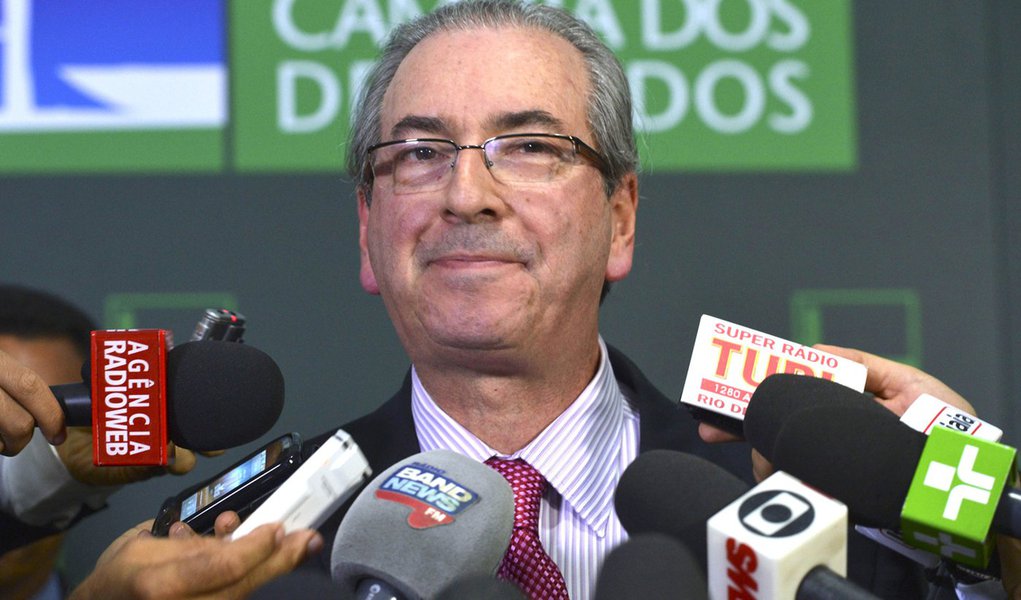 Bras�lia - Presidente da C�mara, Eduardo Cunha, fala da decis�o do ministro STF, Marco Aur�lio Mello, de obrigar a instalar comiss�o para impeachment de Michel Temer (Valter Campanato/Ag�ncia Brasil) (Foto: Roberta Namour) Bras�lia - Presidente da C�mara, Eduardo Cunha, fala da decis�o do ministro STF, Marco Aur�lio Mello, de obrigar a instalar comiss�o para impeachment de Michel Temer (Valter Campanato/Ag�ncia Brasil)