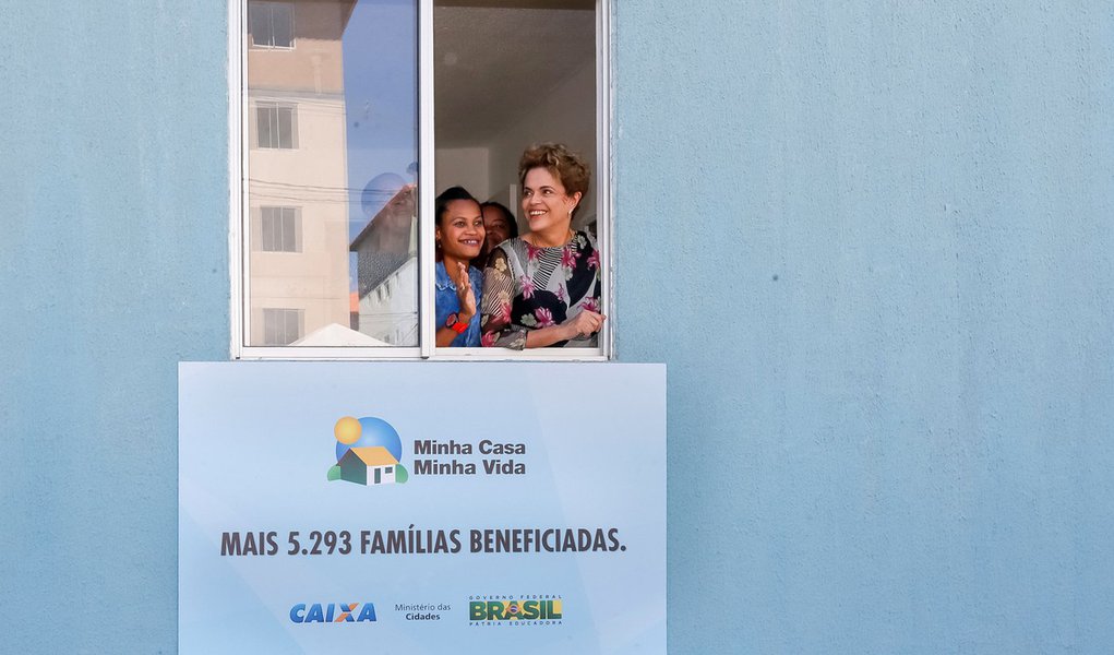 Salvador - BA, 26/04/2016. Presidenta Dilma Rousseff durante cerimônia de entrega de unidades habitacionais em Salvador/BA e entregas simultâneas em São Carlos/SP, em Pirassununga/SP, em Caucaia/CE e em Santa Maria/RS. Foto: Roberto Stuckert Filho/PR (Foto: Roberta Namour) Salvador - BA, 26/04/2016. Presidenta Dilma Rousseff durante cerimônia de entrega de unidades habitacionais em Salvador/BA e entregas simultâneas em São Carlos/SP, em Pirassununga/SP, em Caucaia/CE e em Santa Maria/RS. Foto: Roberto Stuckert Filho/PR